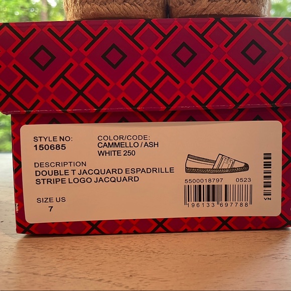 New In Box Tory Burch Beige Espadrilles with Logo. Size 7. - Picture 8 of 8